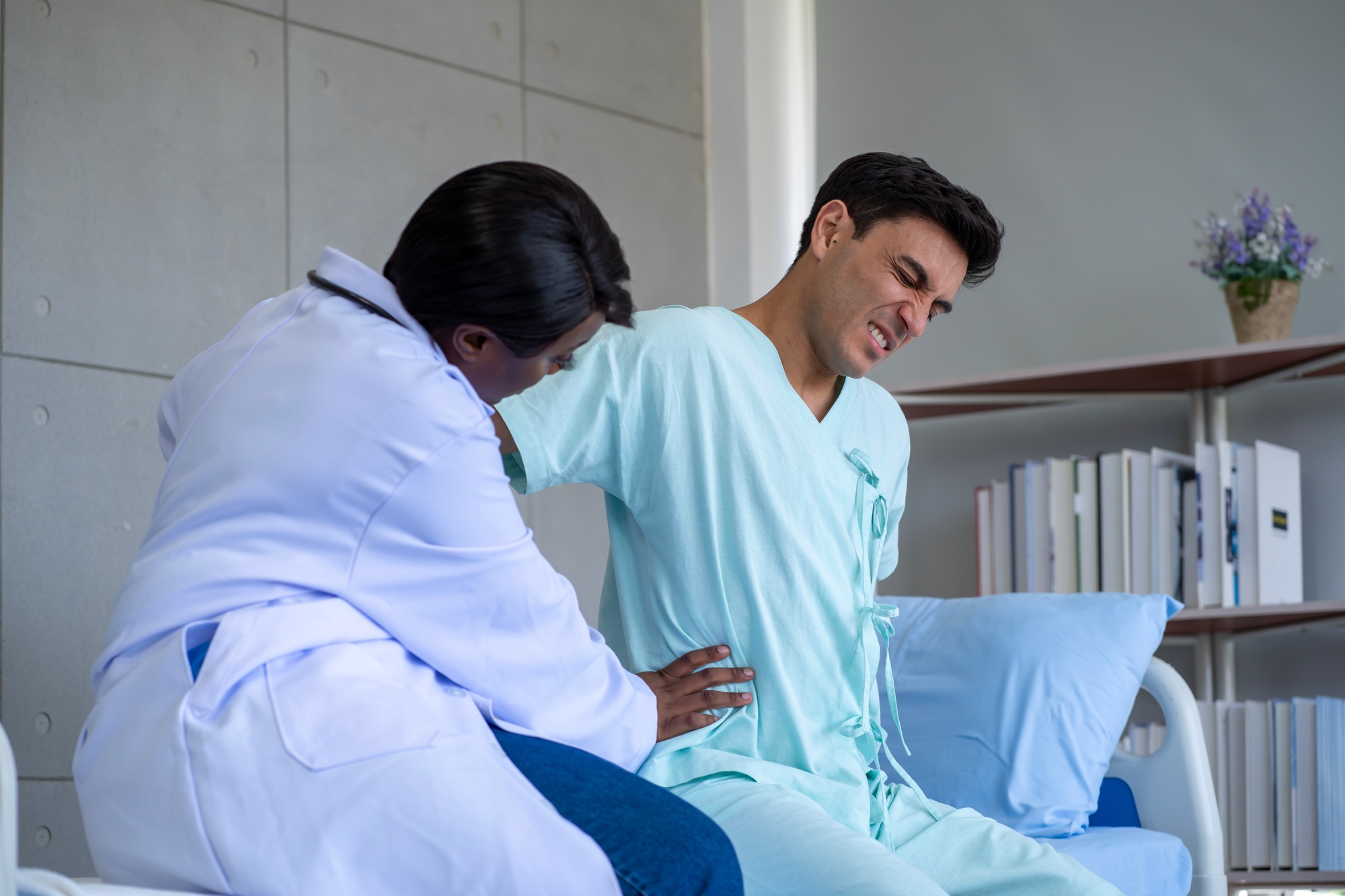 Female doctor and male patient Physical therapy is being done at the hospital.